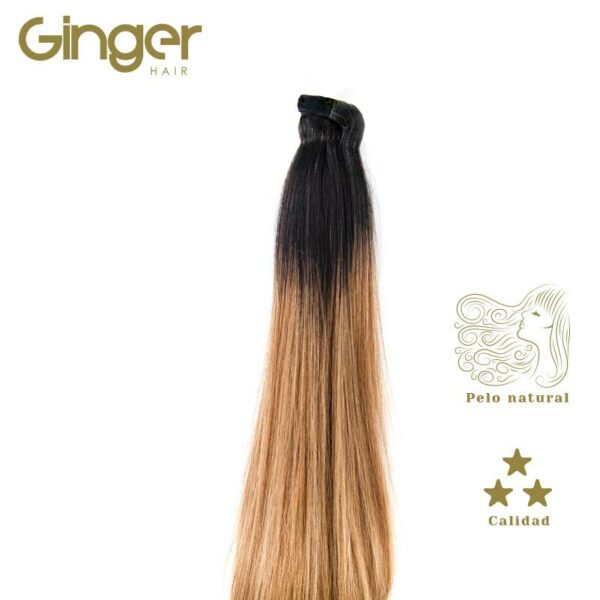 Detalle de la caída del cabello de la coleta postiza californiana de Ginger