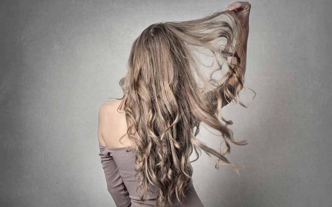 Imagen ilustrativa de una melena larga que podría llevar extensiones para acompañar al post pelo natural o pelo natural Remy